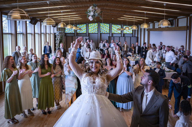 Reykjavik (Iceland): Deisy Duran, a 29-year-old Venezuelan, has just thrown her bouquet to the women attending her wedding, in a hall at the Hjálparstarf kirkjunnar association. Deisy has just married Einar Sigurðsson, a 33-year-old Icelander (to the bride’s right): she met him online on the dating site Bumble, and they then met in person and fell in love on 21 October 2023. In 2024, she moved to Iceland permanently.