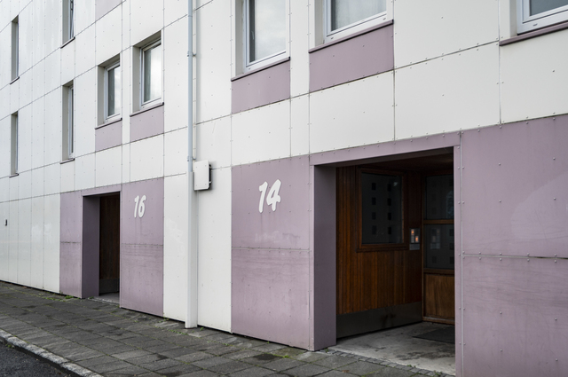 Reykjavik (Iceland), the entrance to a house in the working-class neighbourhood of Fellahverfi, east of the historic centre. Built in the 1970s, Fellahverfi is a neighbourhood of large blocks of flats, home to many immigrant families, where the average income is among the lowest in the city. At the local school, 85 per cent of pupils are multilingual, and the most commonly spoken languages are Arabic, Polish and Filipino.