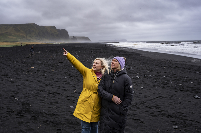 In Vik (Iceland), the 34-year-old Scottish glaciologist Ailsa Guild, together with her mother Gail, who has come to visit her from Scotland, are strolling along the village’s black sand beach. Born in Dundee, Ailsa came to Iceland to do a PhD in glaciology but is now director of the Katla Centre and engaged to her Icelandic fiancé Steinar: “I feel at home here; I love the connection with nature and the slower pace of life.” In the village of Vik, 68 per cent of the inhabitants are of foreign origin.