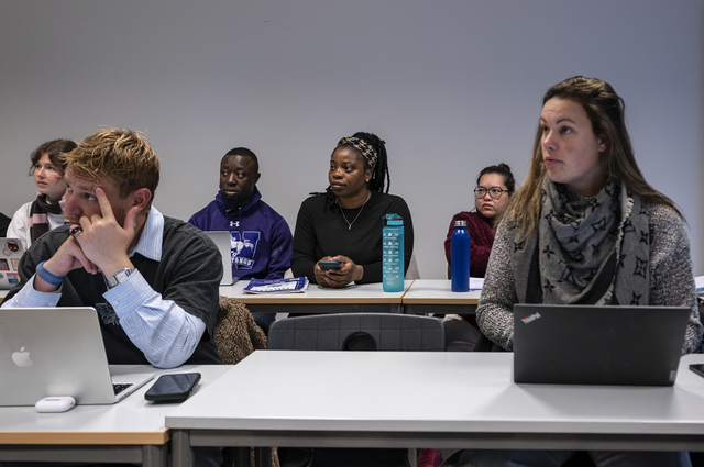 Reykjavik (Iceland): in a lecture theatre at Reykjavik University, a group of students are listening to a lecture on Arctic geopolitics given by Professor Kristín Ingvarsdóttir. In the centre is 29-year-old Nigerian Abigail Onerhime, an international relations student and supermarket cashier: “I’d like to stay in Iceland for another three years and then I’d like to explore Europe, perhaps going to the Netherlands or Norway.”
