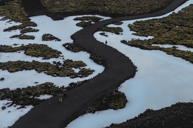 Grindavik (Iceland): people are walking along paths of black lava amidst the azure waters of the Blue Lagoon, Iceland’s most famous geothermal spa. The company employs around 840 staff from 44 different countries, so much so that the Blue Lagoon itself describes its workforce as ‘multicultural’.