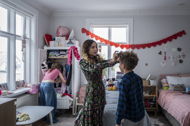 In Reykjavík (Iceland), Tania Zarak Quintana from Mexico is styling her son’s hair whilst her eldest daughter looks for clothes in her wardrobe. Tania, who moved to Iceland because of Covid in 2020, decided to settle there permanently: she is a film producer, the creator of two podcasts in Spanish and co-director of the Reykjavík Latin American Film Festival.
