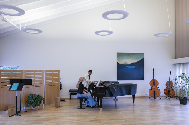 In Reykjavik (Iceland), 33-year-old American Andrew J. Yang gives piano lessons to Icelandic student Ragnhildur Björt at the Sigursveins D. Kristinssonar Music School. Andrew, born in San Francisco to a Taiwanese father and an American mother, is a professional pianist and former MMA fighter. He arrived in Iceland five years ago with his ex-girlfriend: “I’ve stayed here to live; people are straightforward and honest, even though it’s difficult to make close friends.”