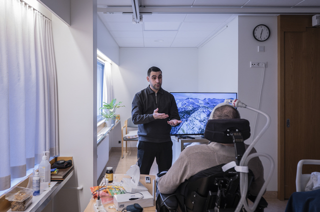 Reykjavik (Iceland): Mahmoud Abusaada, a 34-year-old Palestinian nurse who works as head of the ALS unit at the Droplaugarstaðir care home, speaks with patient Baldur Hrafnkell Jónsson, 81, a former television producer and director of photography. Mahmoud arrived in Iceland in 2020; he is now married to an Icelandic woman and they have a baby girl who is just a few months old: “I come from Gaza and was looking for a safe country where I could work in the medical field – that’s my dream. Of course, the winter here is long and dark, and the cost of living is extremely high.”