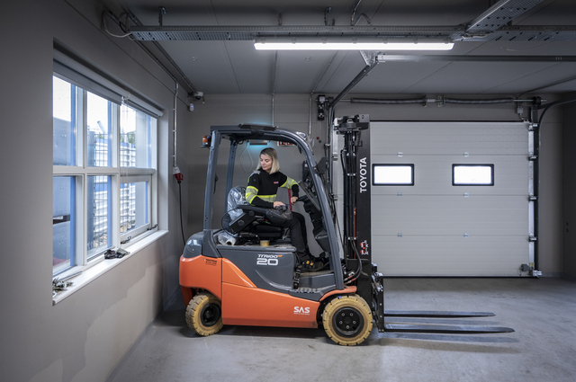 In Reykjavik (Iceland), 36-year-old Vitalja Petreikyte from Lithuania works as a labourer at the transport and logistics company TVG-Zimsen. She arrived in Iceland five years ago with her boyfriend Povilas to earn more money, and says, “I want to build a career, perhaps become a manager. “I like the people here in Iceland; they’re very friendly, even though it’s really, really cold.”