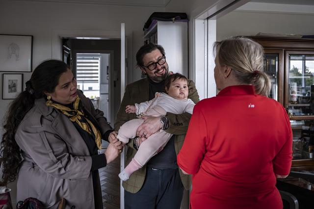 Reykjavik (Iceland): María Jiménez Pacífico, aged 36, is adjusting her daughter Zoe’s sock alongside her Italian-Icelandic husband Raffaele Manna and his mother, Gutrun. María produces Colombian-inspired food products made in Iceland under the brand name Mijita, which she created herself. Born in Plato Magdalena, Colombia, María has lived in Reykjavík since she was 13 and used to work as a plus-size model for magazines and fashion shows.