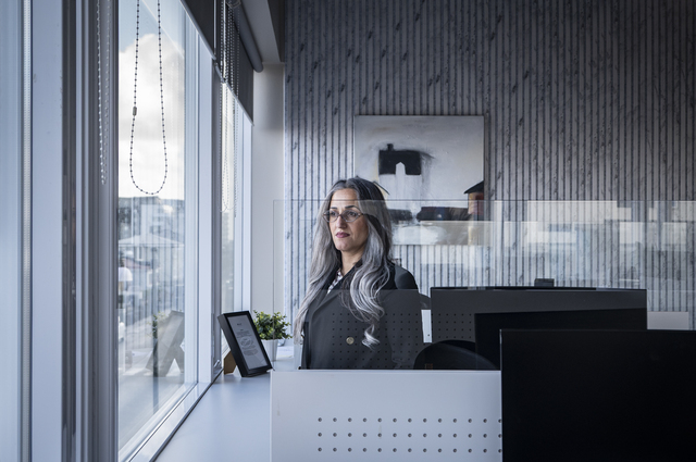 Keflavik (Iceland): Fida Abu Libdeh, a 46-year-old Palestinian, at the headquarters of Geosilica, the company she founded, which extracts silica from geothermal waters to produce food supplements, agricultural products and more. “I arrived in 1995 at the age of 16, and it was difficult to settle in: it took me 10 years to finish secondary school.” Fida is now married to an Icelander, they have three children, and she is a successful entrepreneur dedicated full-time to geothermal innovation and the circular economy.
