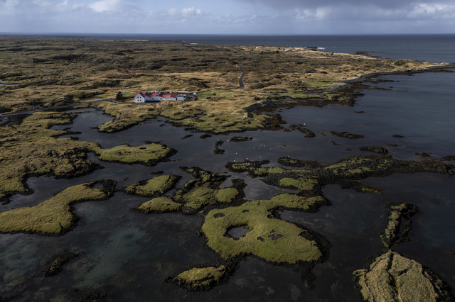 Hafnarfjörður (Iceland): a building dominates Straumsvík Bay. It is a farm built around 1927, where cattle and sheep were once reared; it was later converted into an artists’ centre and has been privately owned since 2018. One in three foreigners in Iceland lives outside the Reykjavík metropolitan area, working mainly in tourism, fishing and agriculture.