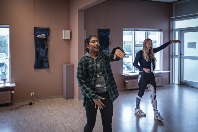 In Reykjavik (Iceland), 41-year-old New Zealander Maxine Hagan is rehearsing a Bollywood dance routine with a friend in a gym. Born in Auckland to Indian parents, she moved to Iceland in 2010, where she got married and had two children. Today, she is a show producer, choreographer and dancer.