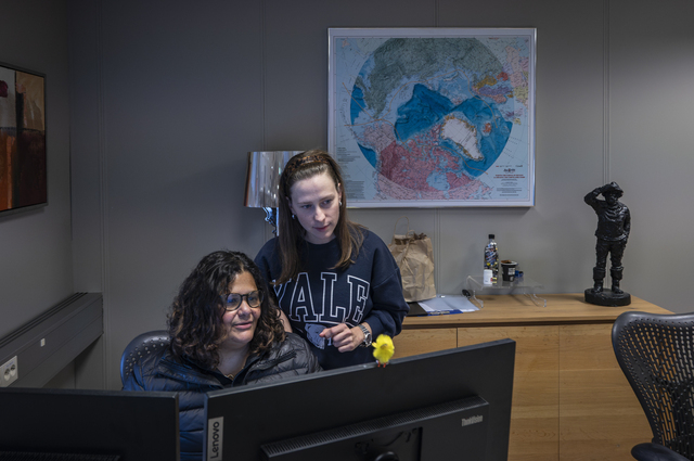 In Reykjavik (Iceland), at the Gára shipping company, Lisa Franco from the US (left) works side by side with Veronika Iakovleva from Russia, who has been living here with her husband since 2019. Lisa works side by side with Veronika at the Gára shipping company. Lisa is married to Rebecca and they have been living in Iceland for six years: “We’re better off here than in the United States, even though sometimes Icelanders are slow and unreliable, and they get on my nerves with their ‘petta reddast’ – ‘everything will be alright’...”