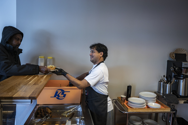 Reykjavik (Iceland): Rangel Rangel, a 46-year-old Venezuelan, has been living in Iceland for six years, where he works as a physiotherapist and volunteers at Samhjálp, providing food to those in need. Samhjálp is a Reykjavík-based charity founded in 1973 that helps people in difficulty, those living in poverty or those struggling with addiction.