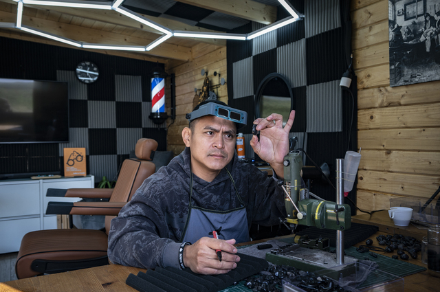 Vik (Iceland): Delfin Dimailig, a 41-year-old Filipino, inspects a lava rock that is due to go on sale at the Lava Show. Delfin used to work on cruise ships and, eight years ago, he moved to Iceland with his wife Dominika, a Polish woman he met on board. Today, in the village of Vik (where 68 per cent of the inhabitants are of foreign origin), as well as working with stone, he is also the only barber: “I learnt on the ships… here, people used to cut their own hair!”